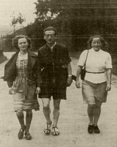 Valentin Senger and his sister Paula (left) with the friend Mimi Mahr while hiking in Taunus. (photo of 1937) © Ionka Senger