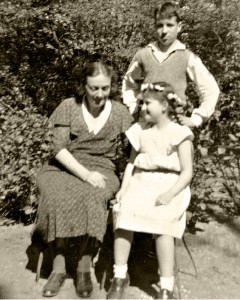 Fritz and Ruth with their mother Elisabeth Höniger in the garden at Arndtstrasse 38 (photo from the 1930s) © Ruth H. Stern