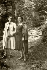 Margarete Herberg (left) and Antonie Sandels during a hike in Odenwald. (1950’s) © Dr. Dieter Herberg