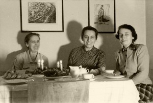 Dr. Elisabeth Steiner (re.) eine Überlebende des Lagers Theresienstadt zu Besuch in Heidelberg bei Herberg (li.) und Sandels (Mitte). (Aufnahme 50er Jahre) © Dr. Dieter Herberg