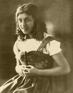 The young actress, Genia Kurz in the Gerhart Hauptmann play “Und Pippa tanzt”. (photo 1929) © Collection Petra Bonavita