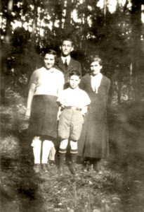 Robert (in background) with his mother Henriette and the siblings Rosa and Heini (photo 1936). The Eisenstädt family was deported from Hanau on 1 June 1942. © Gerald von Gostomski