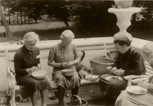 Margarete Knewitz während ihres illegalen Aufenthalts auf dem Gut der Familie von Marschalck in Ovelgönne 1944 (v.l.n.r.: Margarete Knewitz, Illa Müller (Ehefrau von Pfr. Kurt Müller), ihre Schwester Gertrud von Marschalck und deren Tochter Hildur) © Annette Kitt