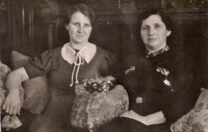 Friends Margarete Stock (left) and Emma Hess. © Private Collection Renate Hebauf